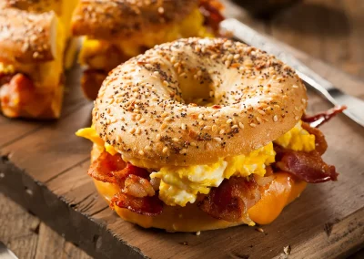 Bagel mit Rührei und Speck