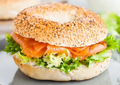 Bagel mit Lachs und Senf-Honig-Dill-Creme