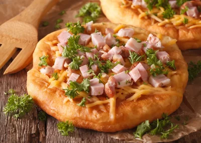 Lángos, herzfaft belegt